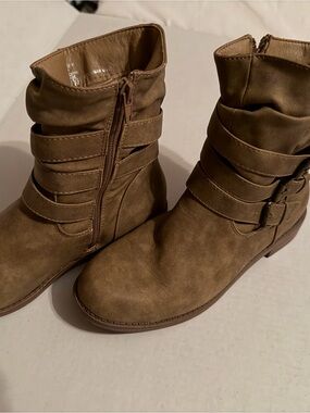 #199 Women’s Buckle Strap Ankle Boots - Tan